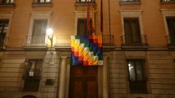 La bandera wiphala colgada en el Ayuntamiento de Madrid