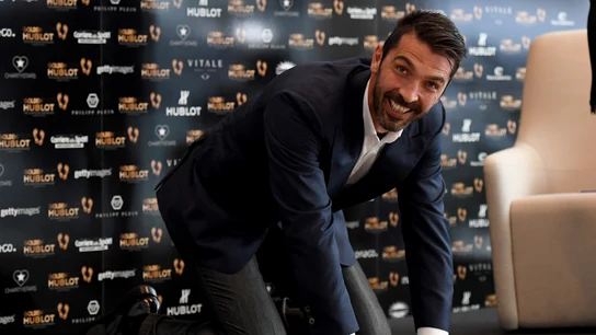 Buffon durante la ceremonia de los Golden Foot Buffon durante la ceremonia de los Golden Foot