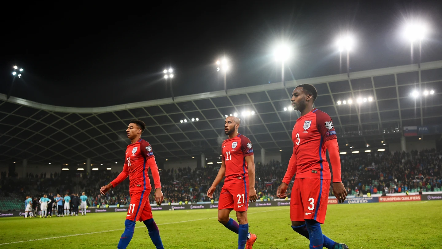 Los jugadores del Inglaterra abandonan el campo tras el empate ante Eslovenia Los jugadores del Inglaterra abandonan el campo tras el empate ante Eslovenia