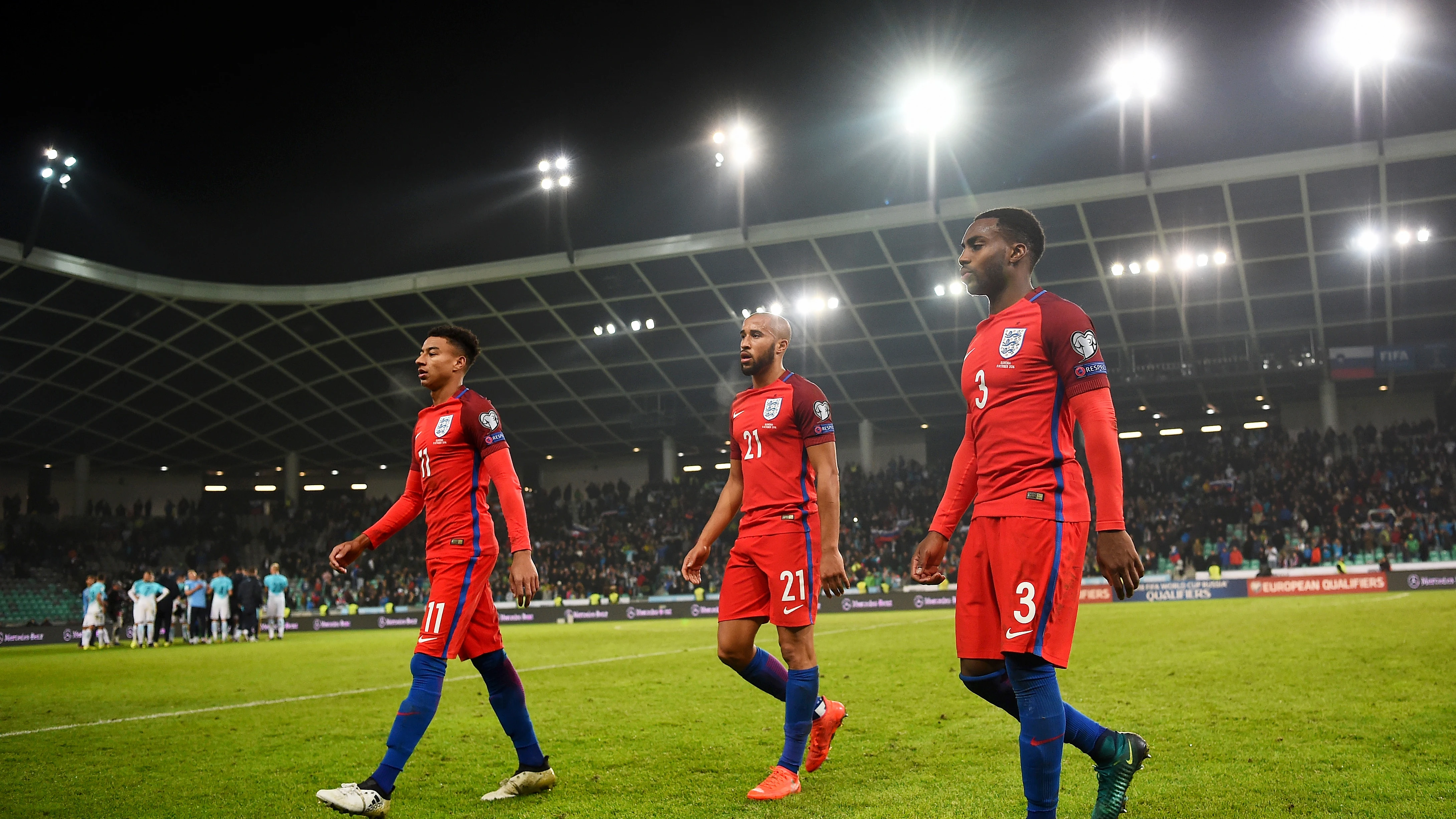 Los jugadores del Inglaterra abandonan el campo tras el empate ante Eslovenia