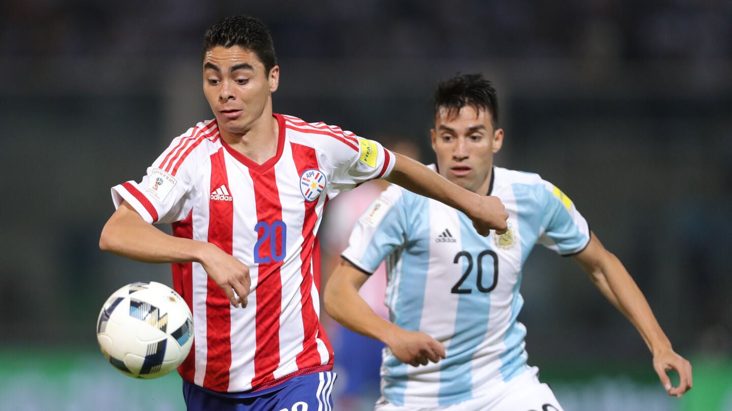 Gait&aacute;n intenta robar el bal&oacute;n en el Paraguay - Argentina