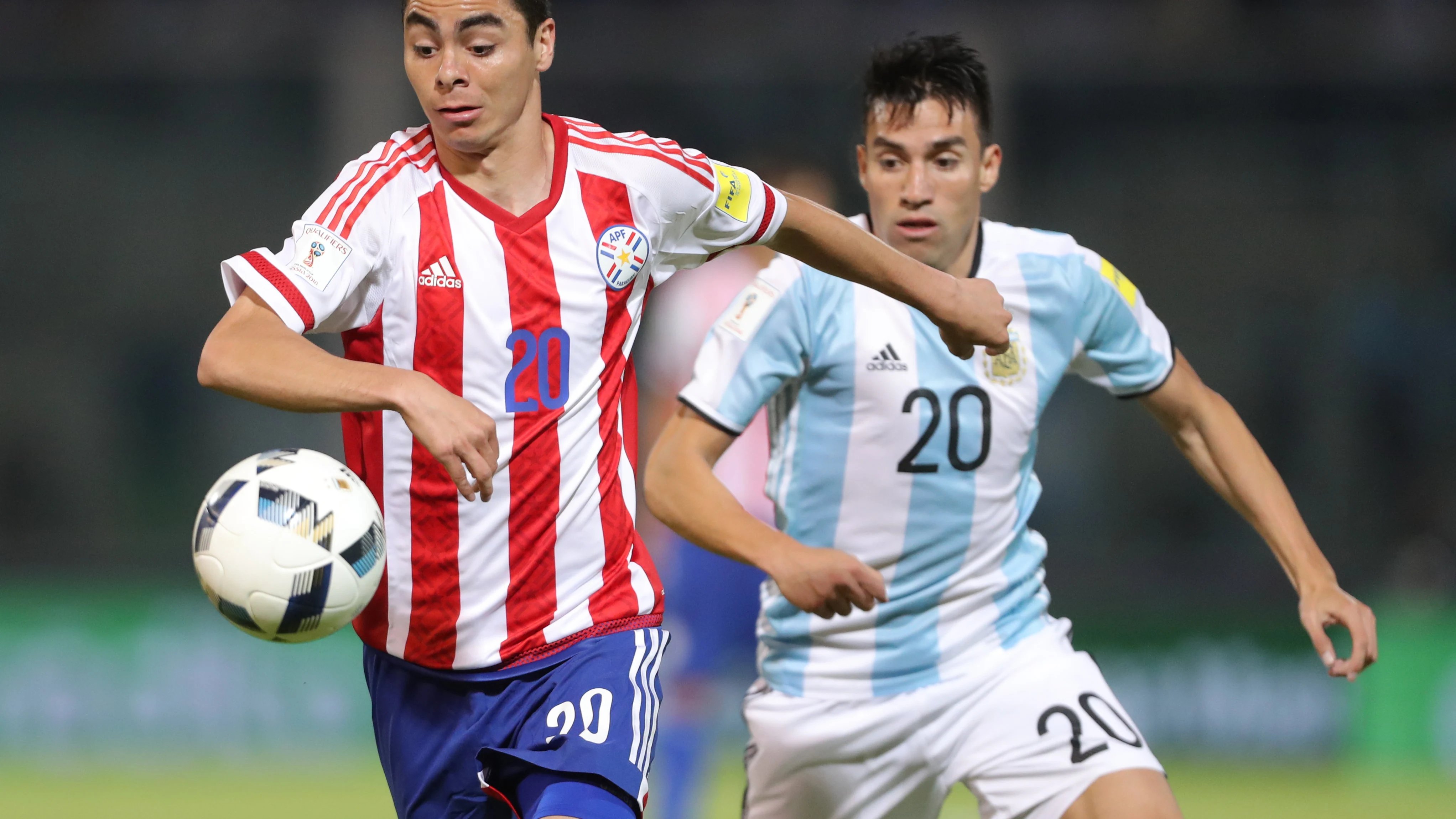 Gaitán intenta robar el balón en el Paraguay - Argentina