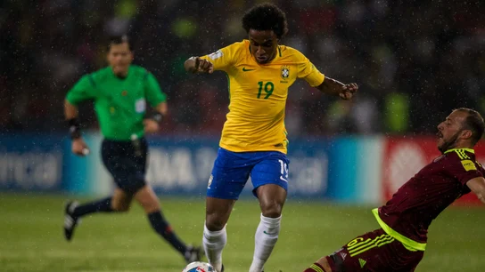Willian conduce el balón en el partido de Brasil ante Venezuela Willian conduce el balón en el partido de Brasil ante Venezuela