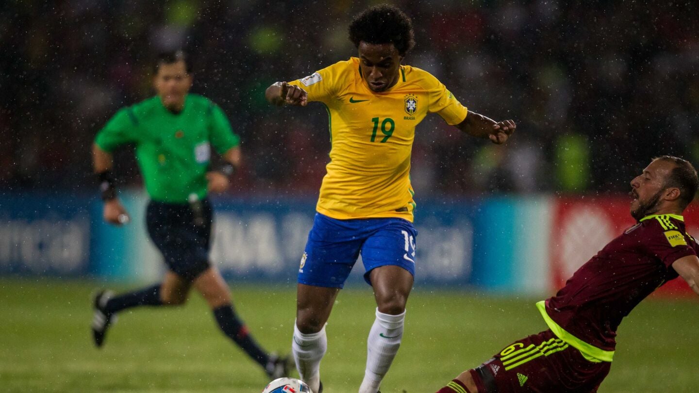 Willian conduce el bal&oacute;n en el partido de Brasil ante Venezuela