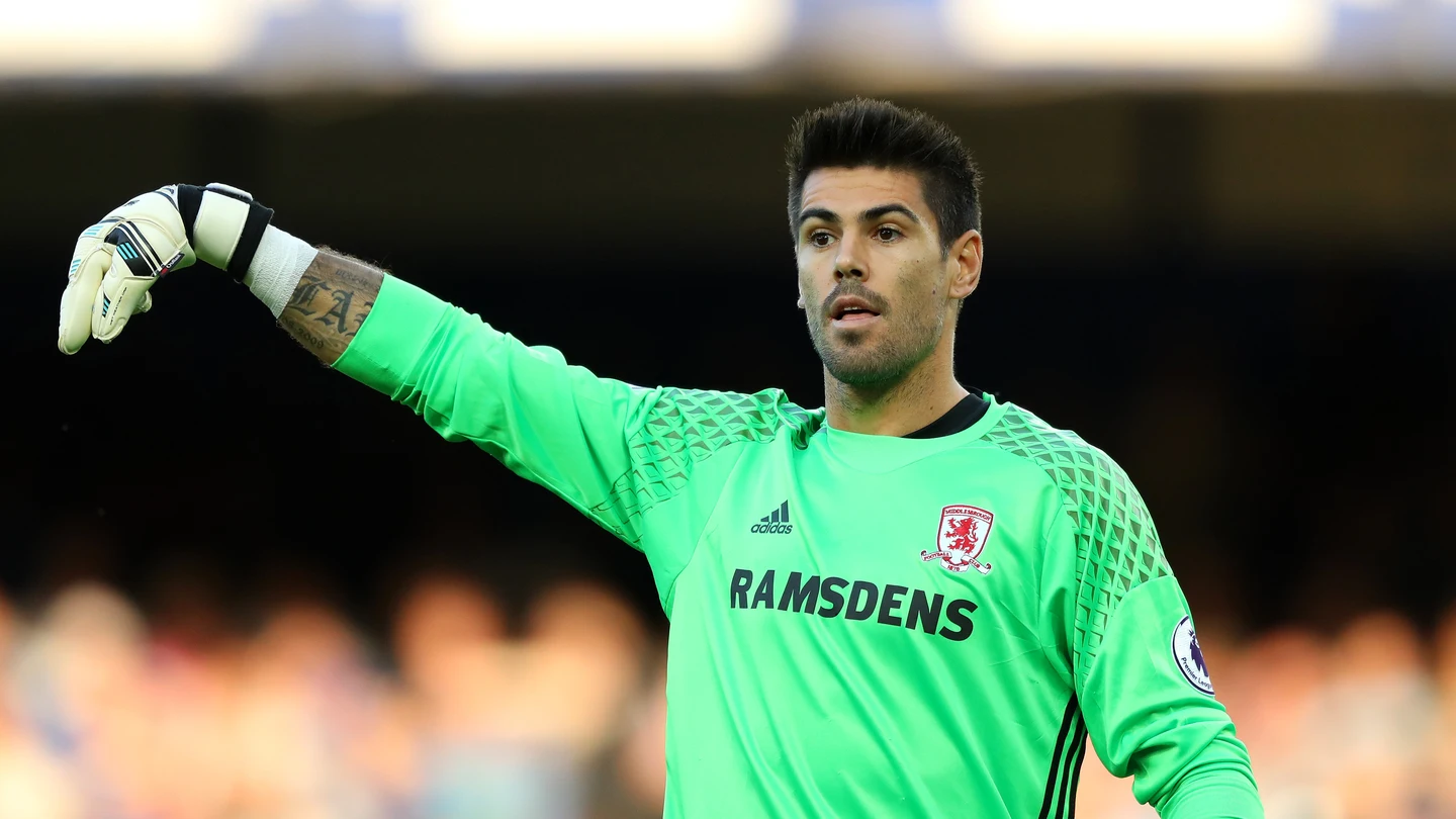 Víctor Valdés da instrucciones a sus jugadores en el Middlesbrough Víctor Valdés da instrucciones a sus jugadores en el Middlesbrough