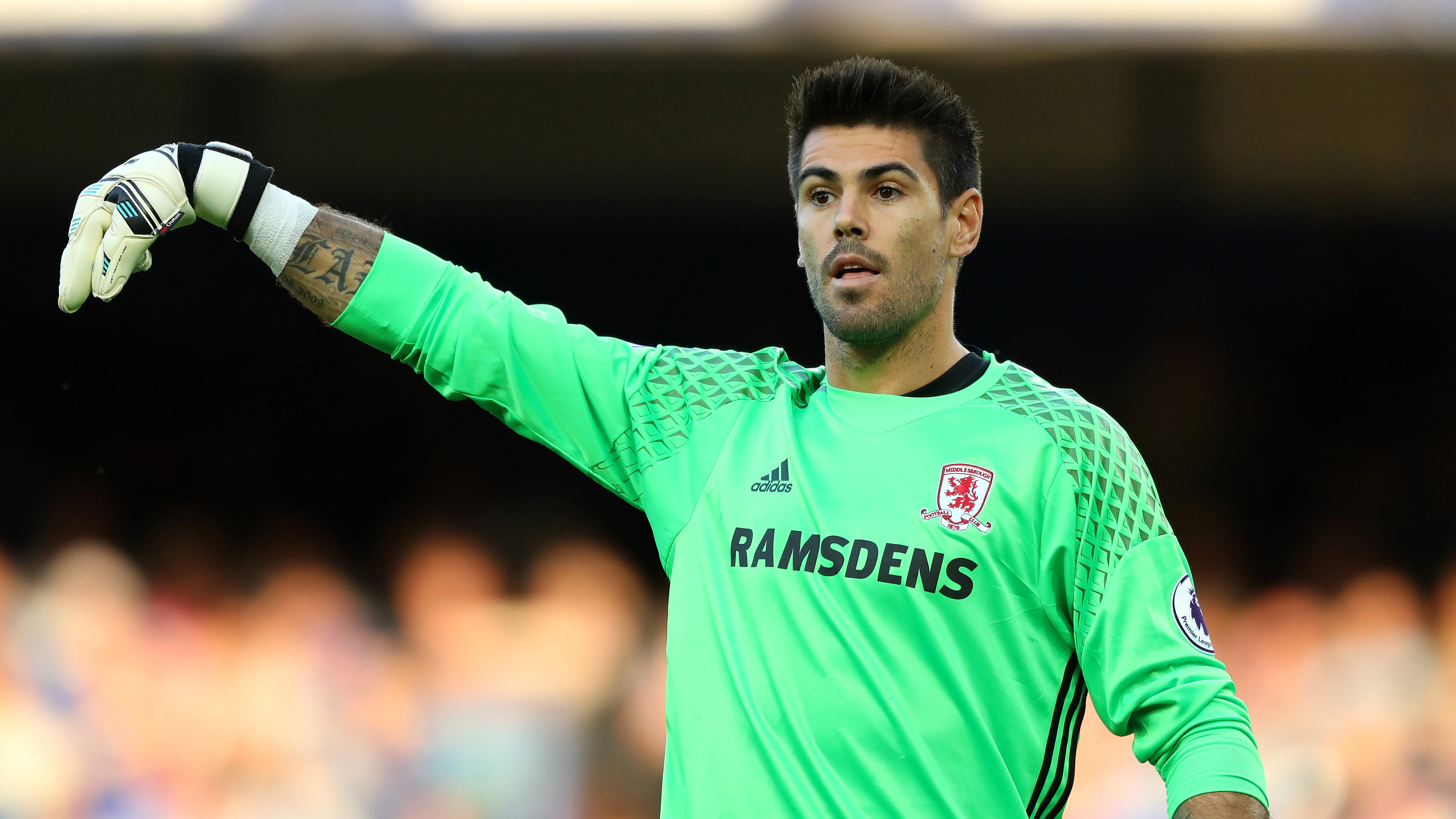 Víctor Valdés da instrucciones a sus jugadores en el Middlesbrough