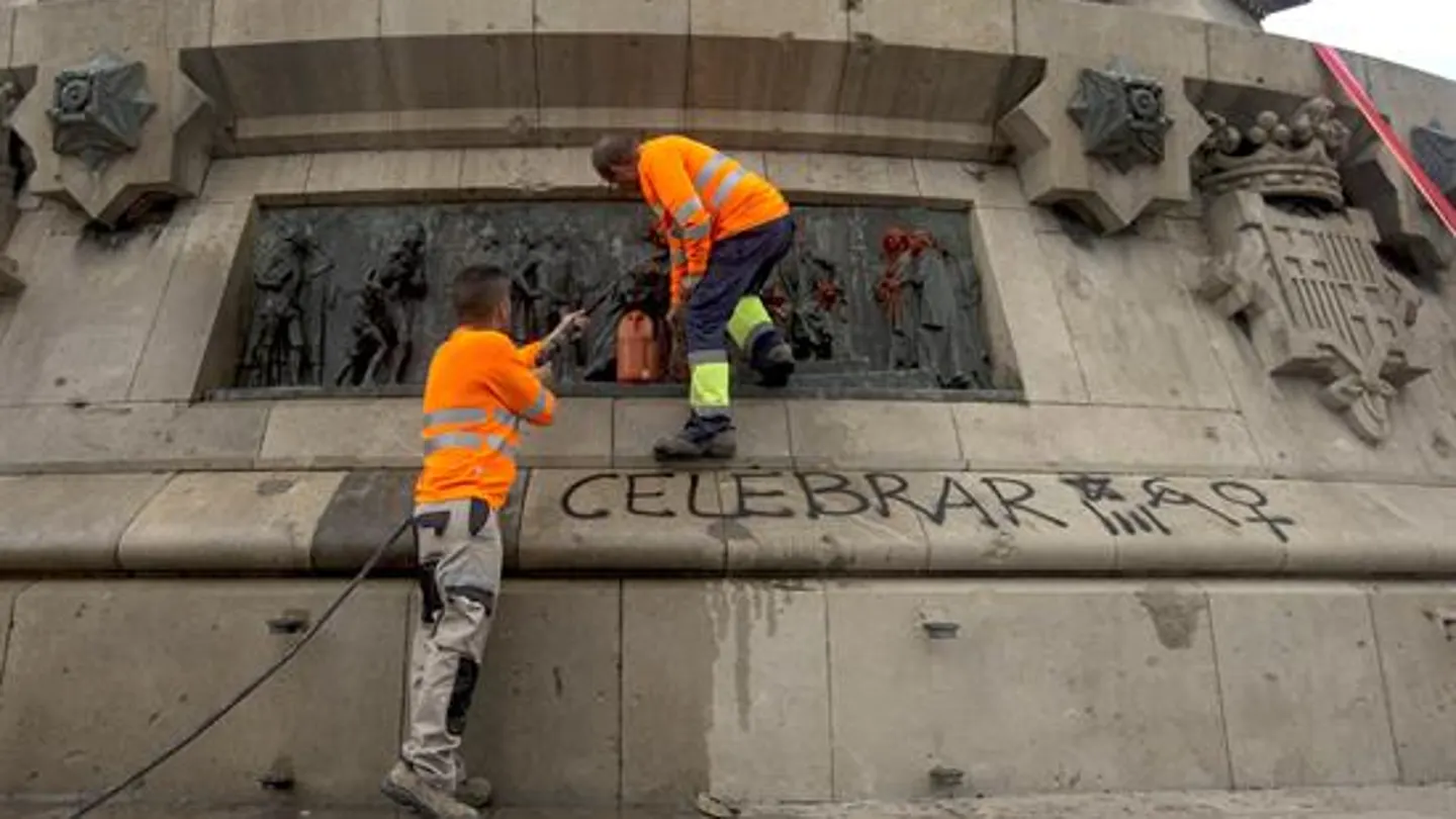 Pintadas aparecidas en el monumento a Cristóbal Colón Pintadas aparecidas en el monumento a Cristóbal Colón