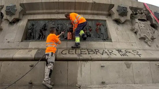 Pintadas aparecidas en el monumento a Cristóbal Colón