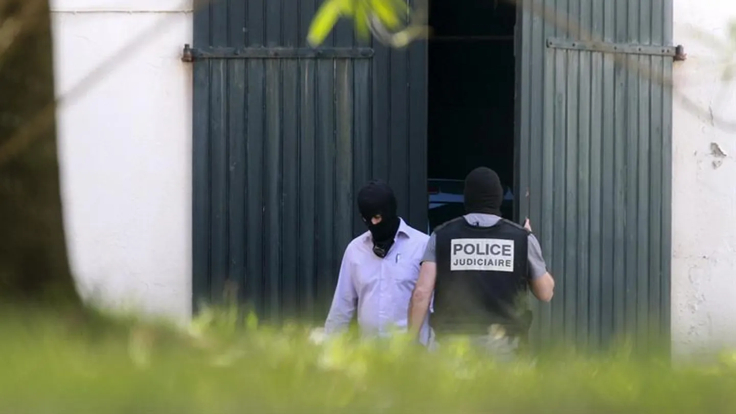 Los agentes investigan el zulo de ETA Los agentes investigan el zulo de ETA