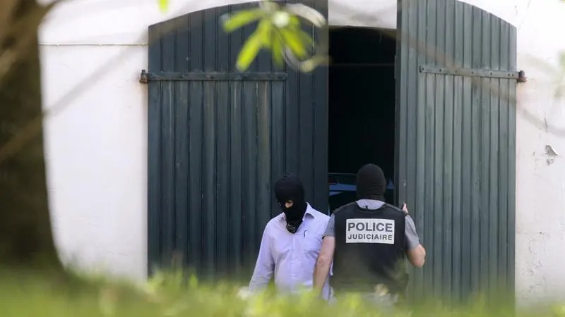 Los agentes investigan el zulo de ETA
