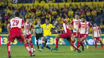 Jonathan Viera controla un balón rodeado por jugadores del Espanyol