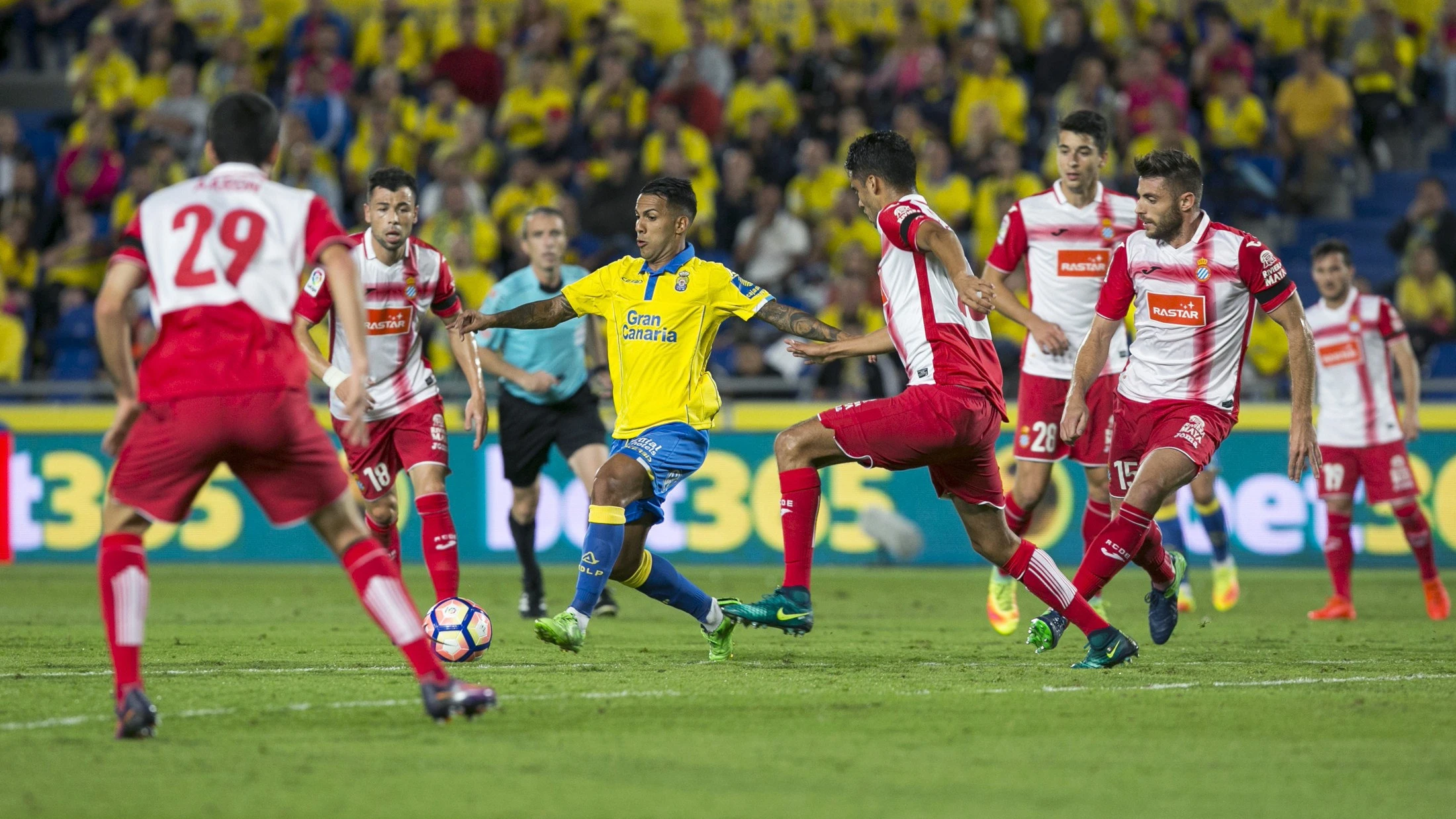 Jonathan Viera controla un balón rodeado por jugadores del Espanyol