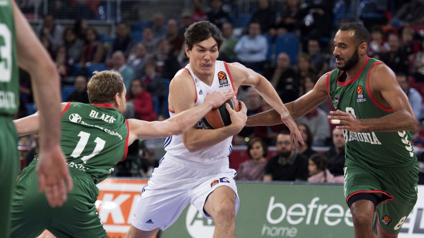 Jugadores del Baskonia y del Efes durante el partido de Euroliga