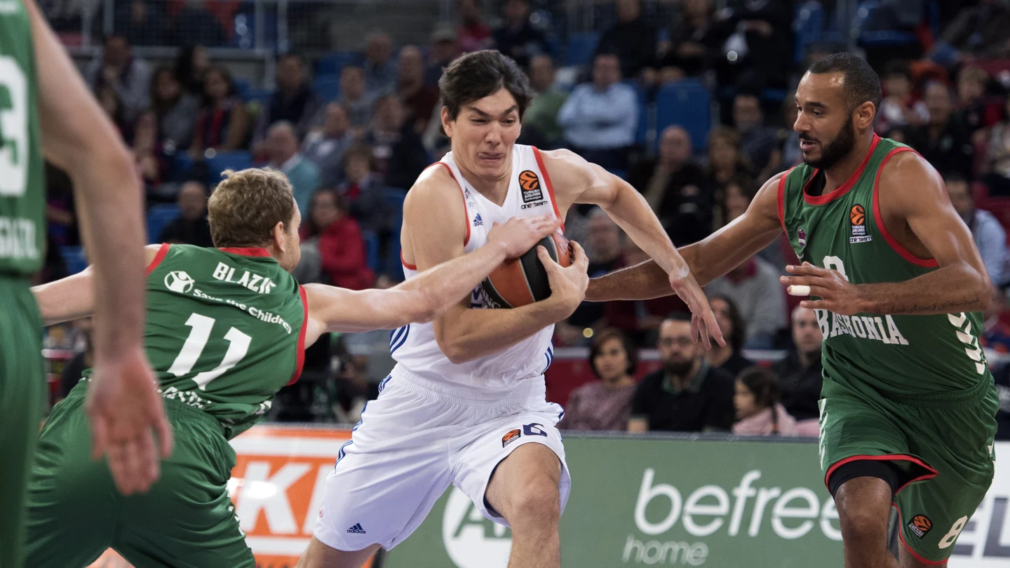 Jugadores del Baskonia y del Efes durante el partido de Euroliga Jugadores del Baskonia y del Efes durante el partido de Euroliga