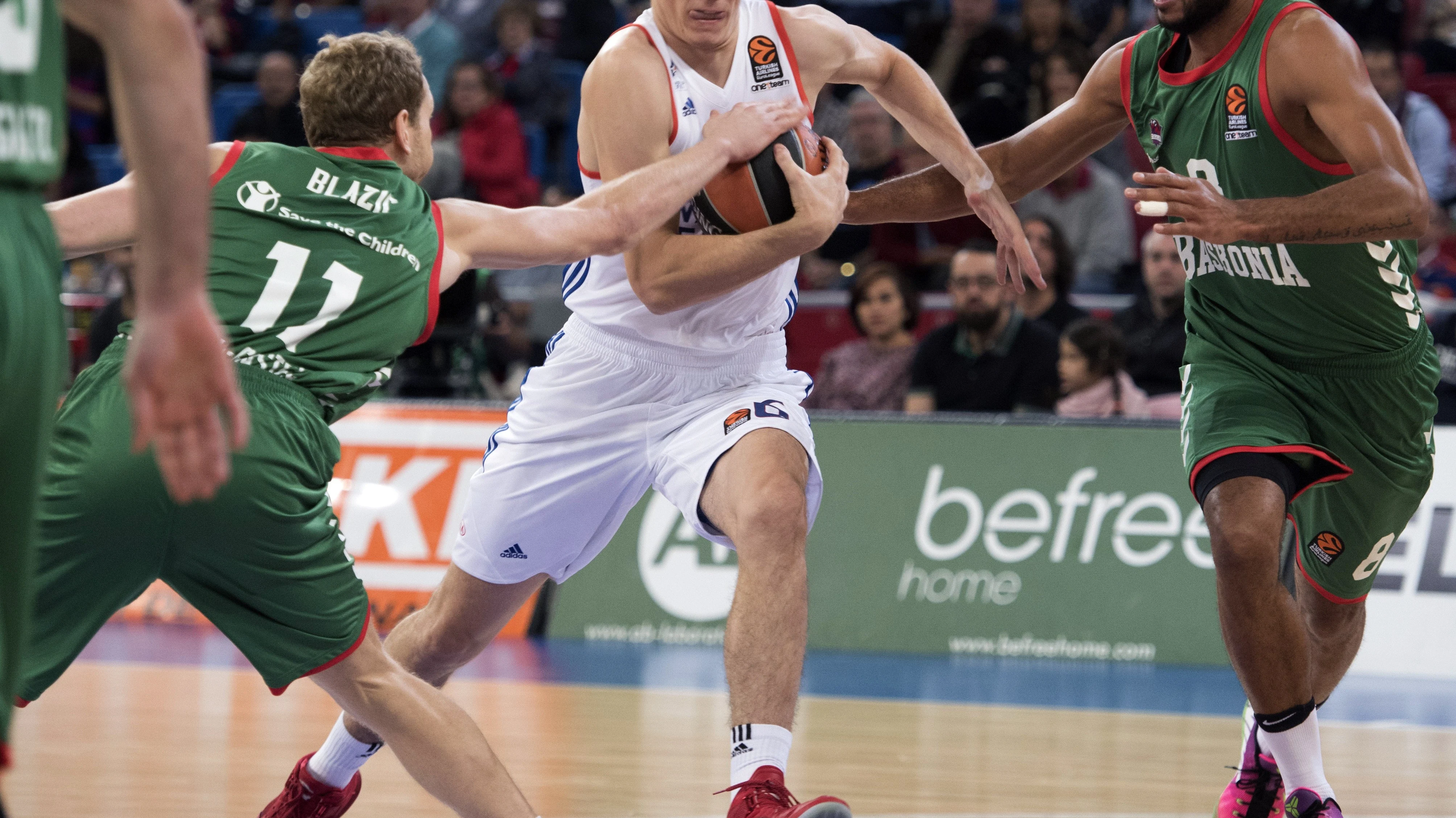 Jugadores del Baskonia y del Efes durante el partido de Euroliga Jugadores del Baskonia y del Efes durante el partido de Euroliga
