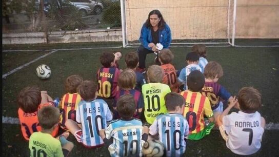 Fernando Signoriri rodeado de un grupo de ni&ntilde;os que apoyan a Messi, menos uno