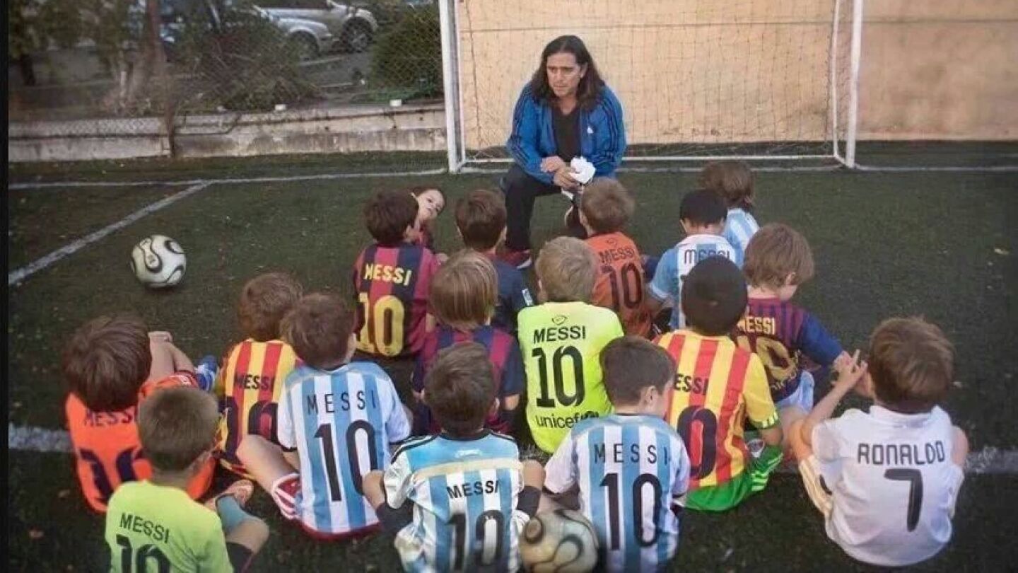 Fernando Signoriri rodeado de un grupo de ni&ntilde;os que apoyan a Messi, menos uno