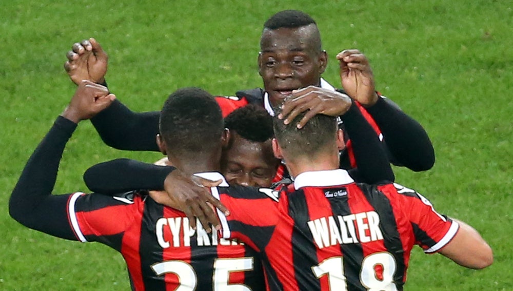 Los jugadores del Niza celebran un gol ante el Lyon