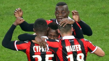 Los jugadores del Niza celebran un gol ante el Lyon