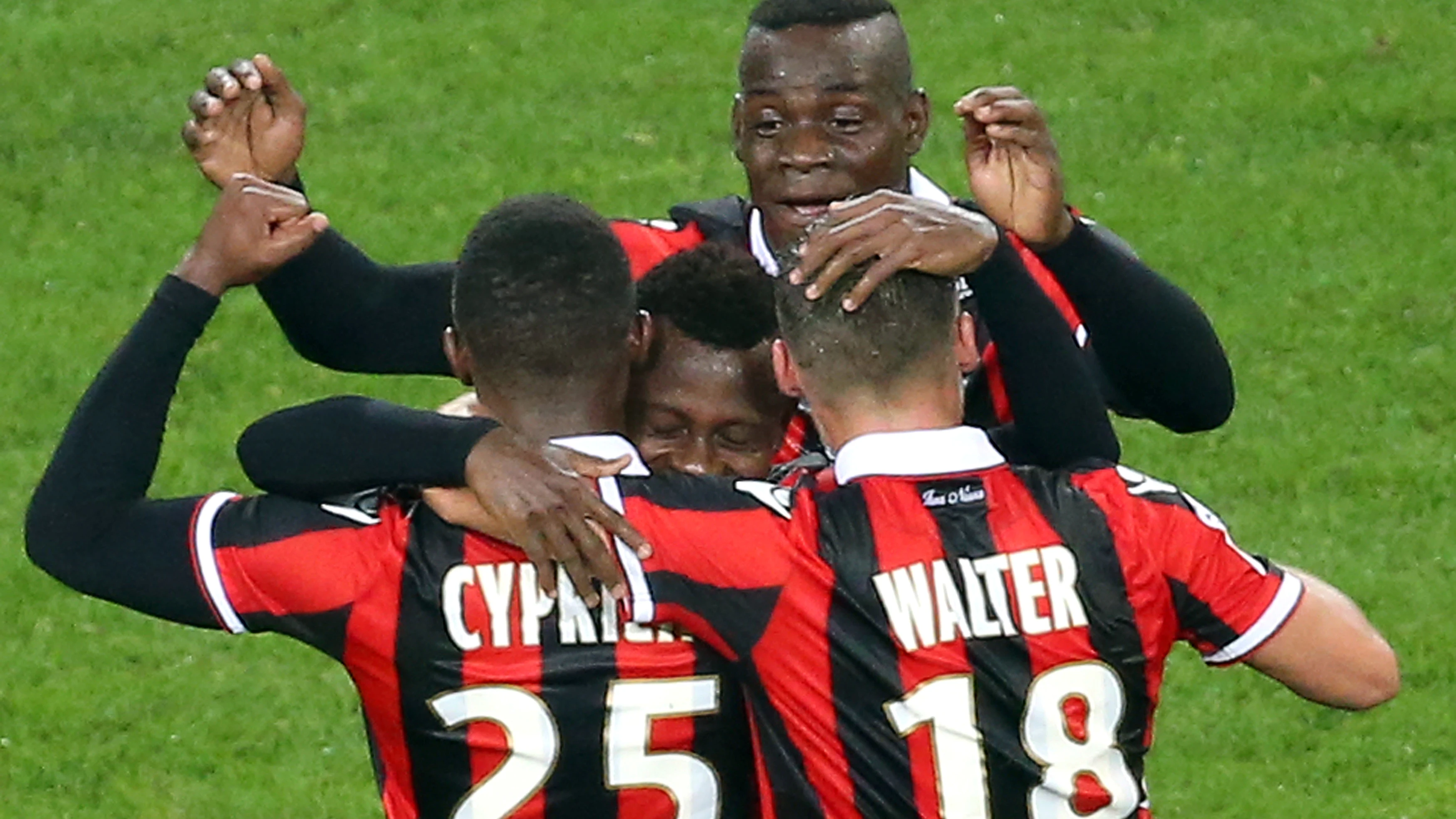 Los jugadores del Niza celebran un gol ante el Lyon