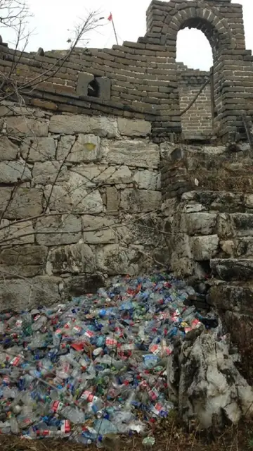 La Muralla China llena de latas La Muralla China llena de latas