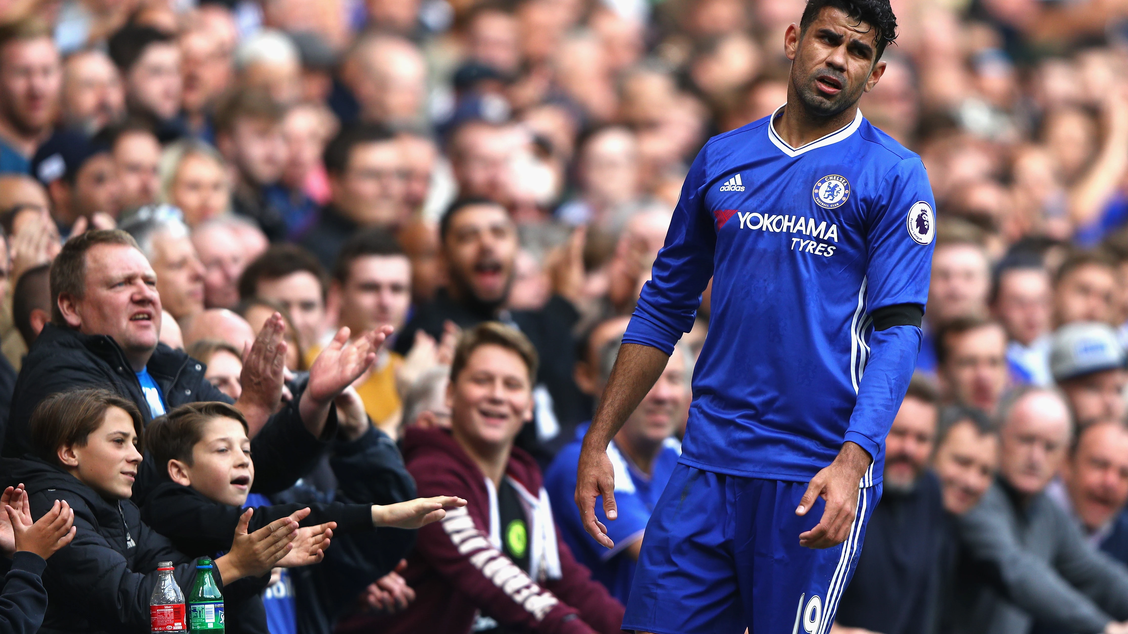 Diego Costa se enfada por una acción en el partido del Chelsea