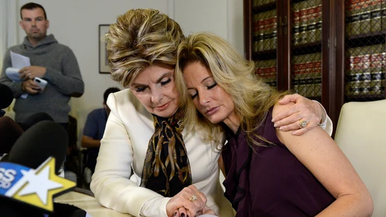 Summer Zervos junto su abogada Summer Zervos junto su abogada