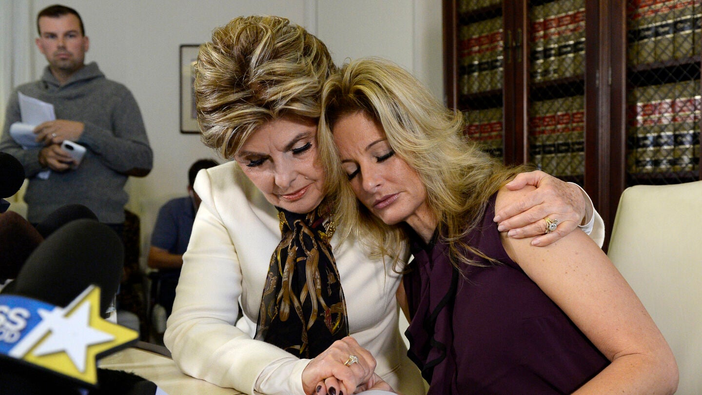 Summer Zervos junto su abogada