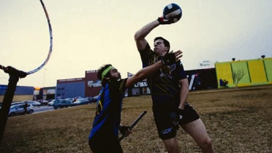 Dos jugadores jugando al Quidditch Dos jugadores jugando al Quidditch