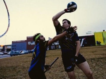 Dos jugadores jugando al Quidditch Dos jugadores jugando al Quidditch