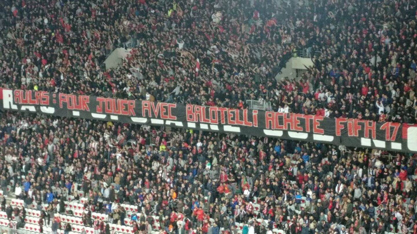 La afici&oacute;n del Niza, con Balotelli