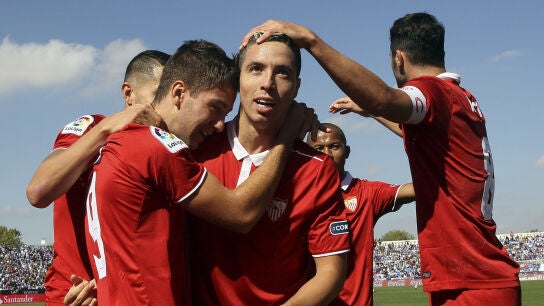 Los jugadores del Sevilla celebran un gol