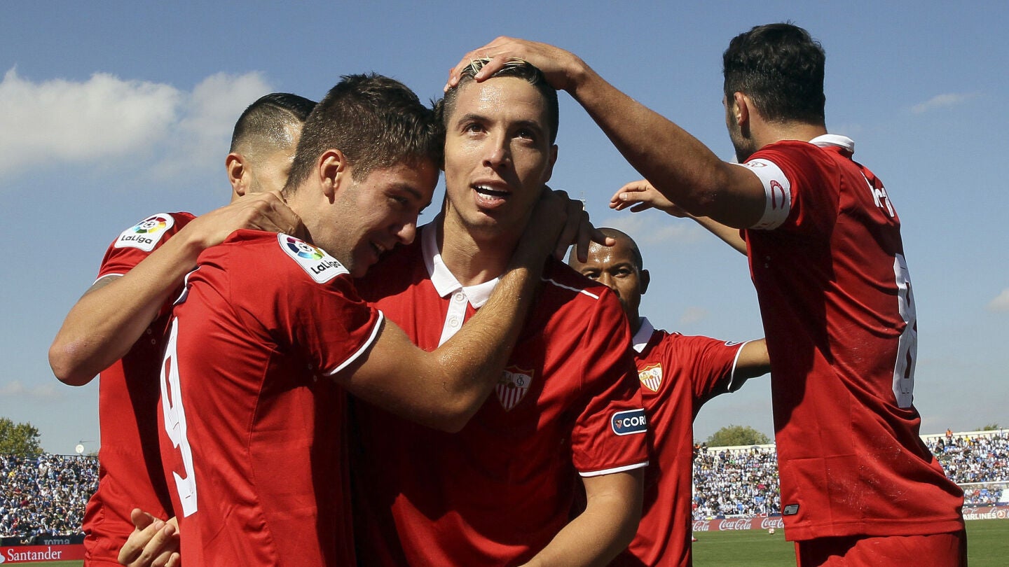 Los jugadores del Sevilla celebran un gol