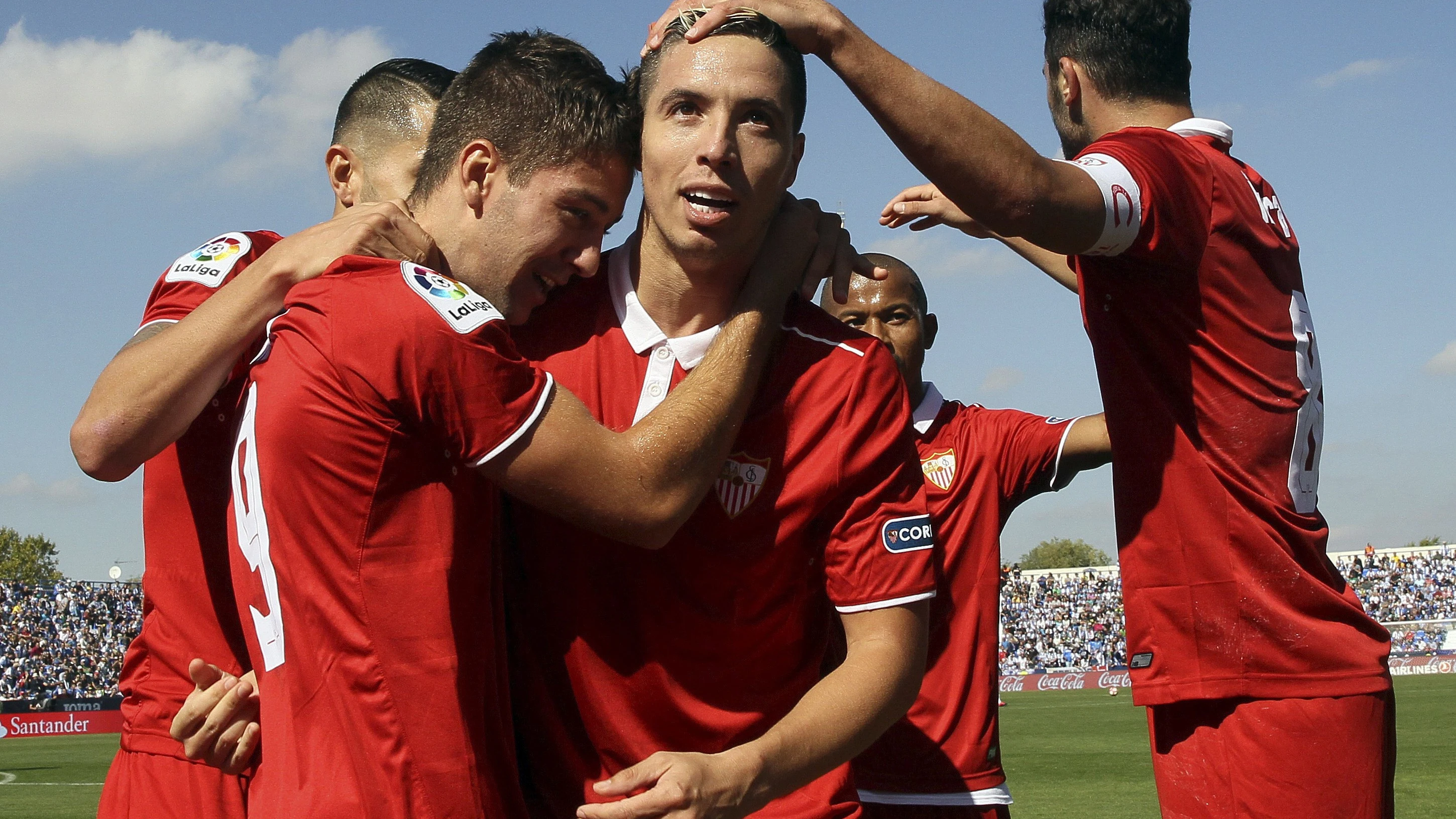 Los jugadores del Sevilla celebran un gol