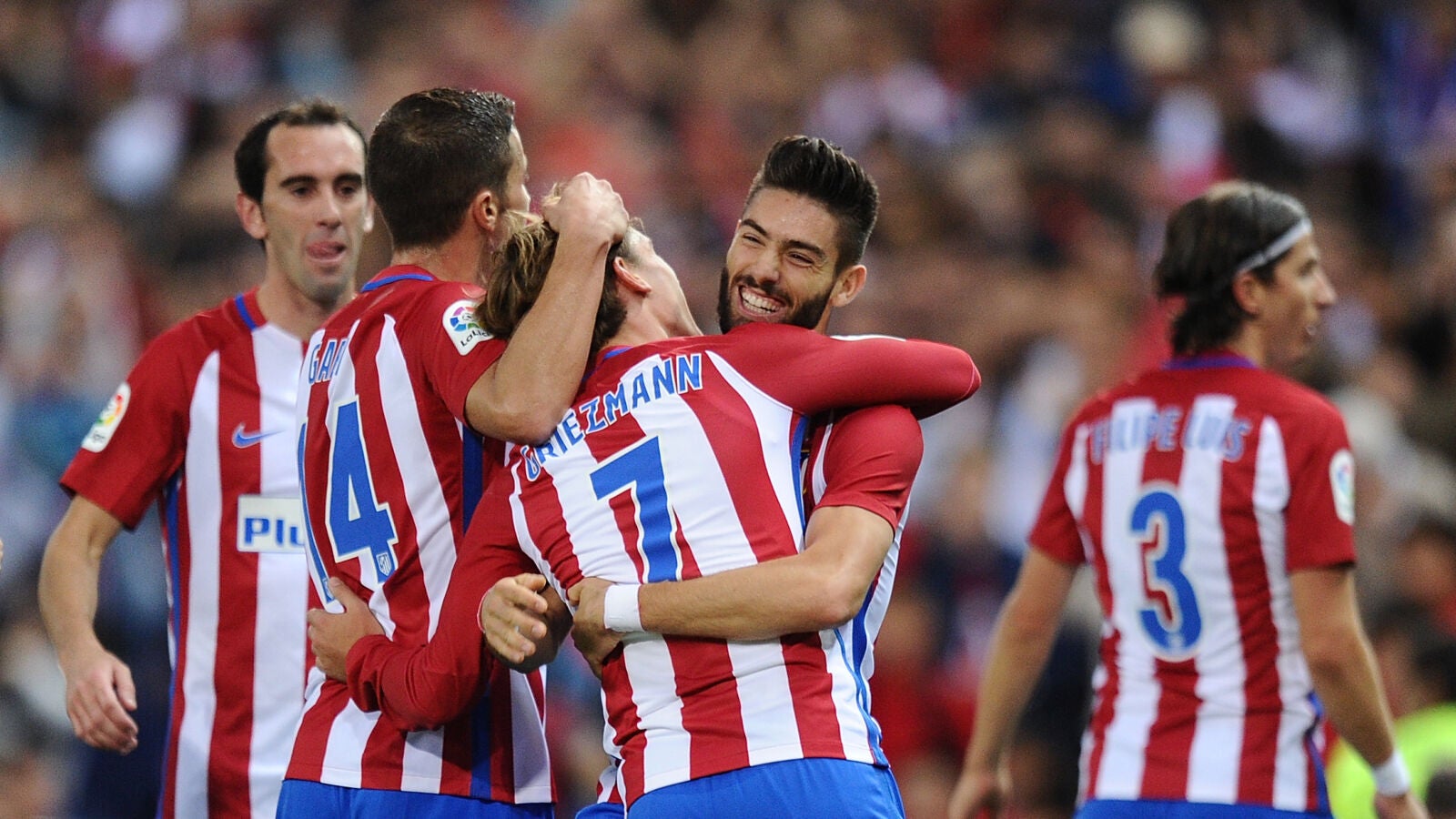 Los jugadores del Atl&eacute;tico de Madrid se abrazan para celebrar un gol