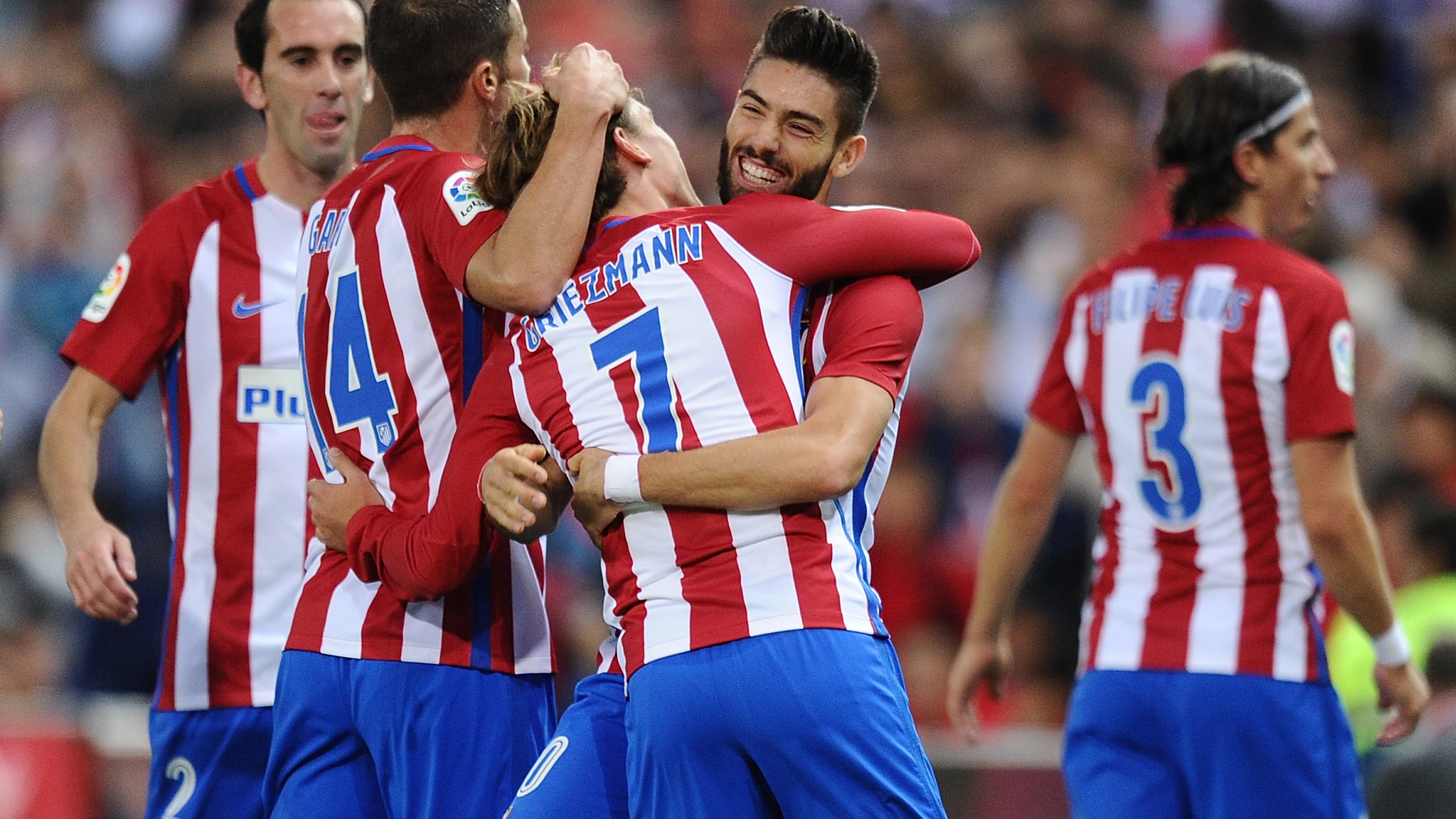 Los jugadores del Atlético de Madrid se abrazan para celebrar un gol