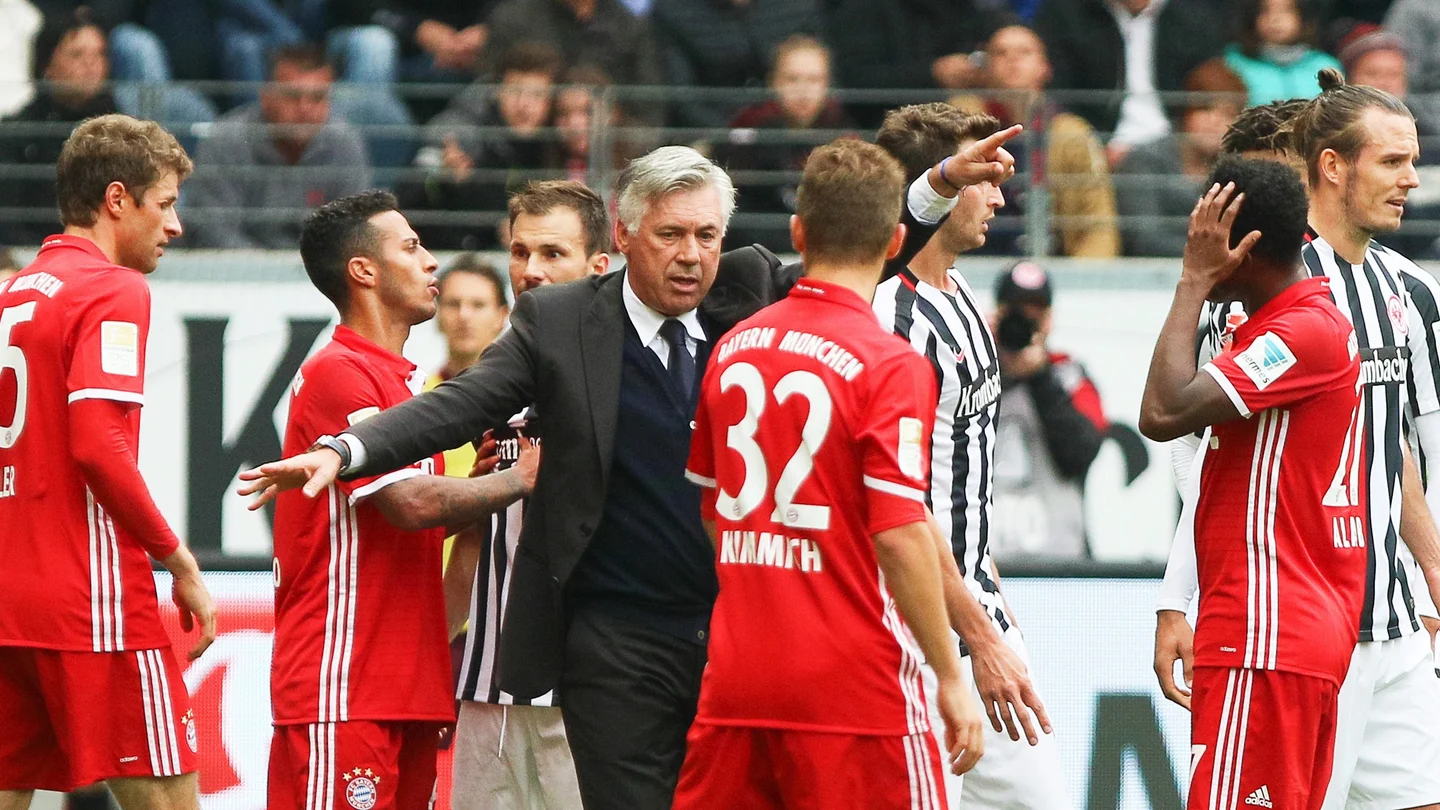 Carlo Ancelotti, durante el partido entre Eintracht y Bayern Carlo Ancelotti, durante el partido entre Eintracht y Bayern
