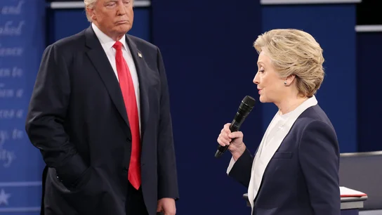 Donald Trump observa a Hillary Clinton durante un debate Donald Trump observa a Hillary Clinton durante un debate