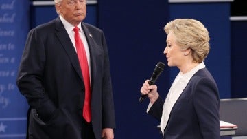 Donald Trump observa a Hillary Clinton durante un debate 