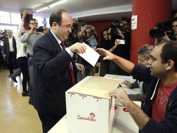 Miquel Iceta ejerciendo su derecho al voto Miquel Iceta ejerciendo su derecho al voto