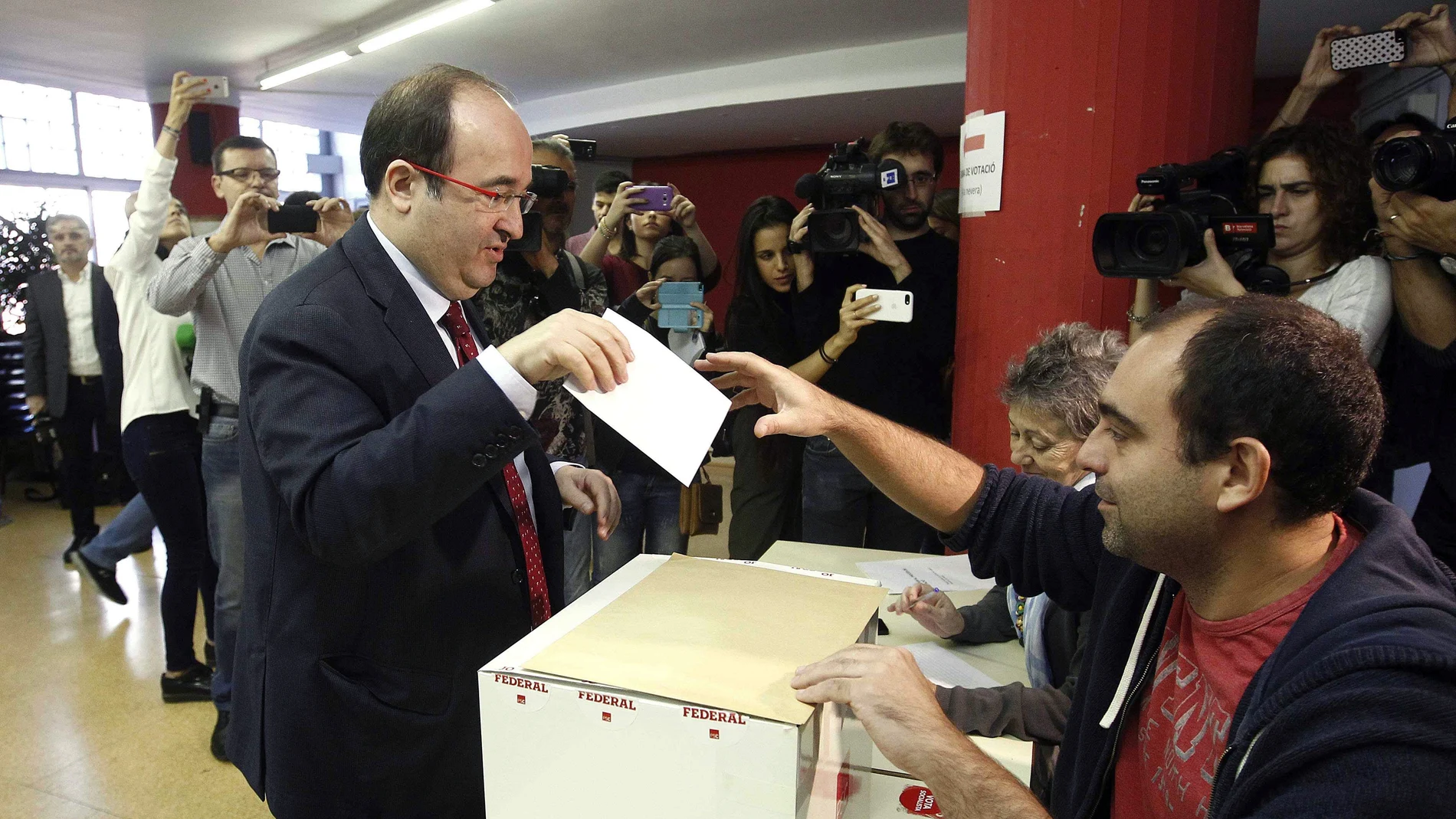 Miquel Iceta ejerciendo su derecho al voto