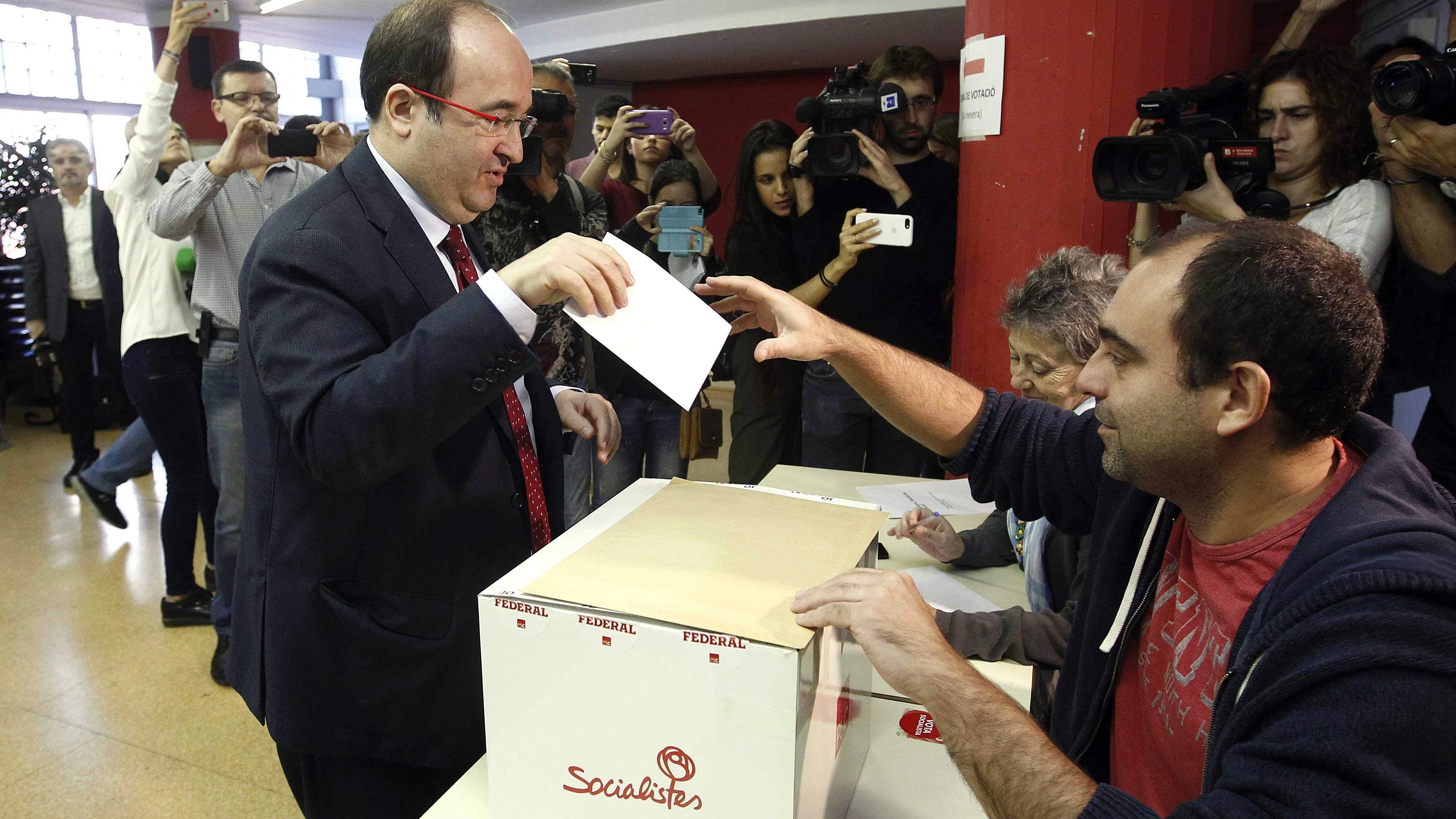 Miquel Iceta ejerciendo su derecho al voto