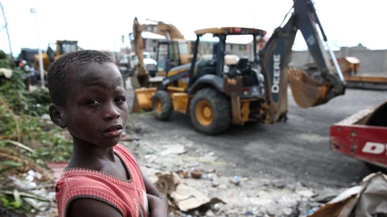 Un niño haitiano en medio del gigantesco convoy de ayuda humanitaria Un niño haitiano en medio del gigantesco convoy de ayuda humanitaria