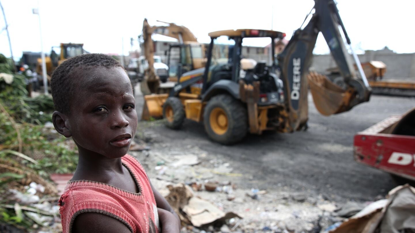  Un ni&ntilde;o haitiano en medio del gigantesco convoy de ayuda humanitaria