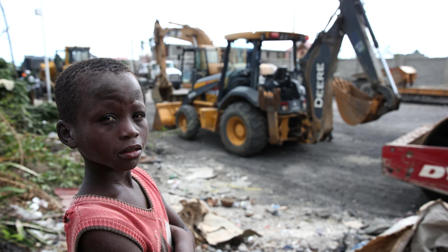 Un niño haitiano en medio del gigantesco convoy de ayuda humanitaria Un niño haitiano en medio del gigantesco convoy de ayuda humanitaria