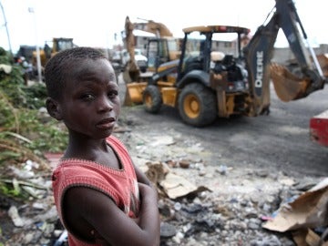 Un niño haitiano en medio del gigantesco convoy de ayuda humanitaria Un niño haitiano en medio del gigantesco convoy de ayuda humanitaria