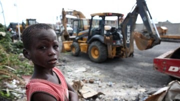  Un niño haitiano en medio del gigantesco convoy de ayuda humanitaria