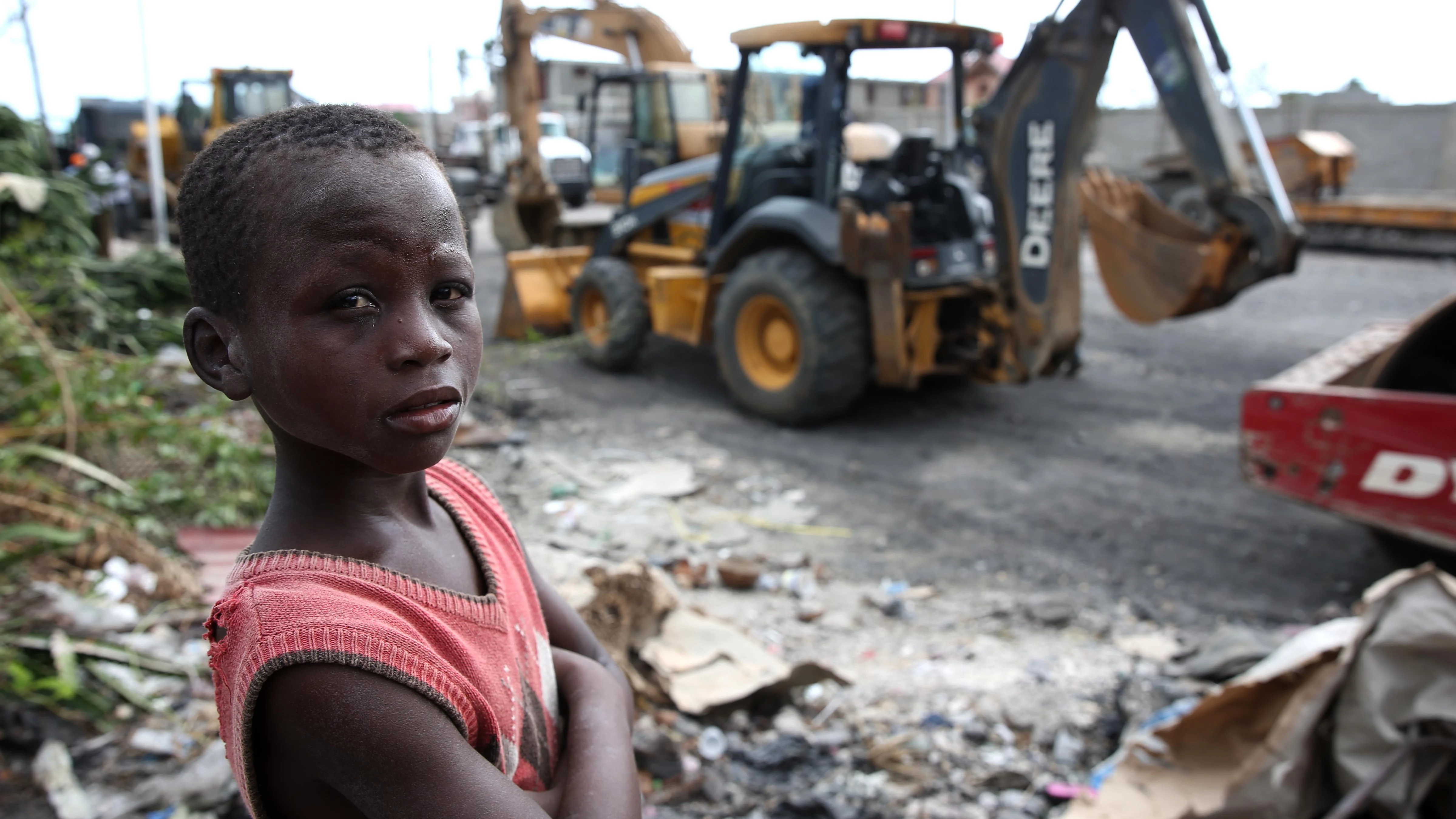  Un niño haitiano en medio del gigantesco convoy de ayuda humanitaria