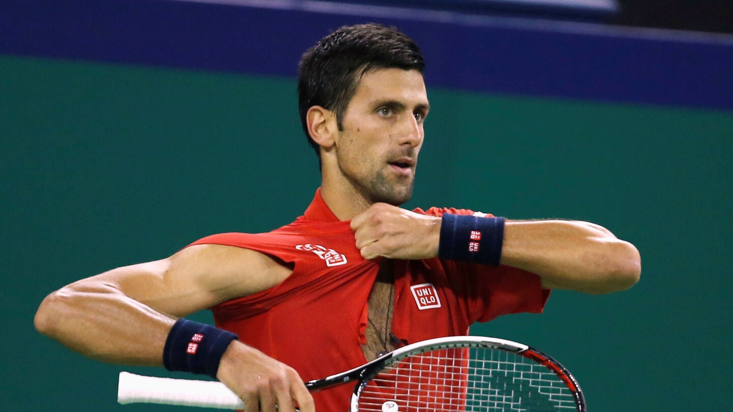 Novak Djokovic rompe su camiseta en Shangh&aacute;i