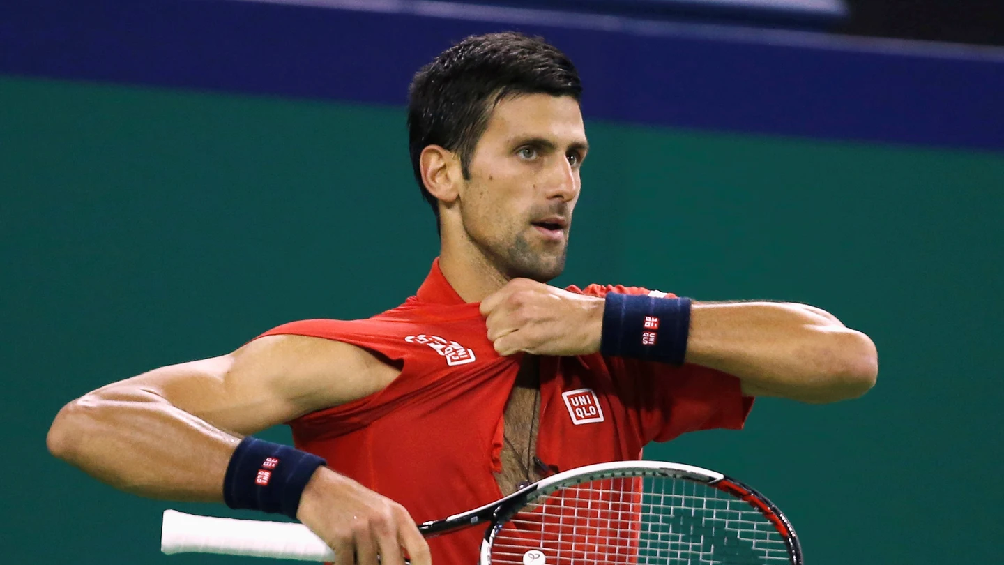 Novak Djokovic rompe su camiseta en Shanghái Novak Djokovic rompe su camiseta en Shanghái